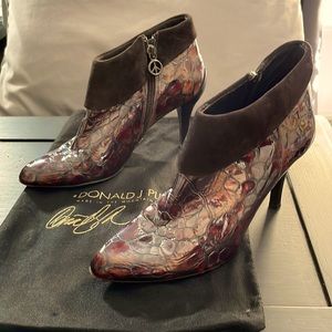 Donald J. Pliner ankle boots with heel. Size 8.